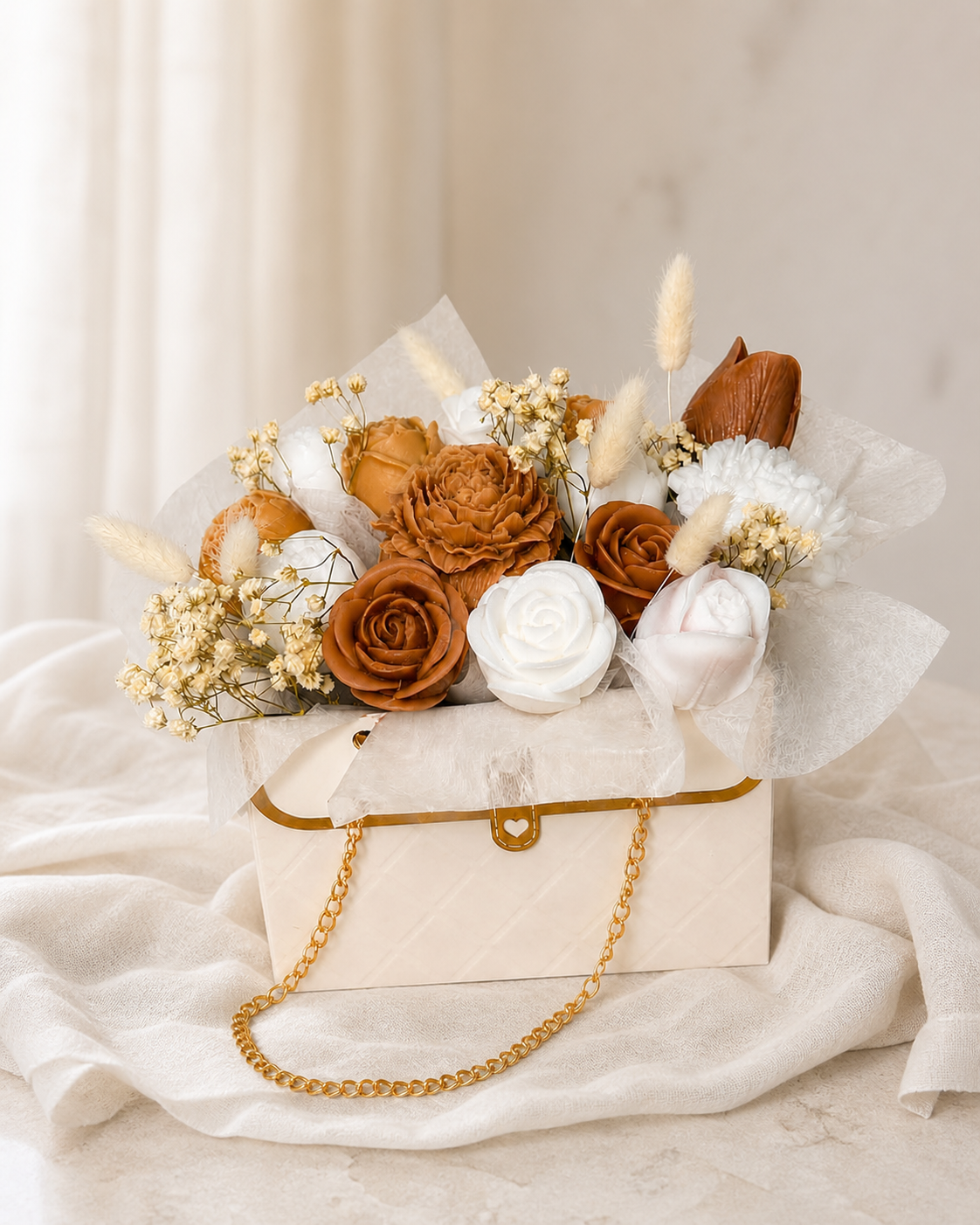 Sienna Solace, en bukett med ljus och blomtvålar i en vävd korg